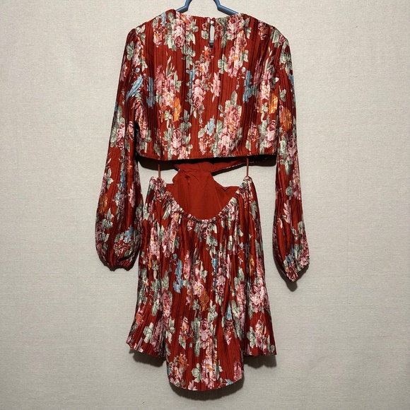 NWT WAYF Pleated Floral Cut Out Mini Dress - size XL - Picture 3 of 6